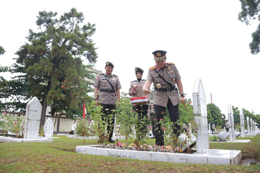 Ziarah Di TMP Dan Larung Bunga Di Sungai Siak, Irjen Iqbal Doakan Arwah Pahlawan Kusuma Bangsa